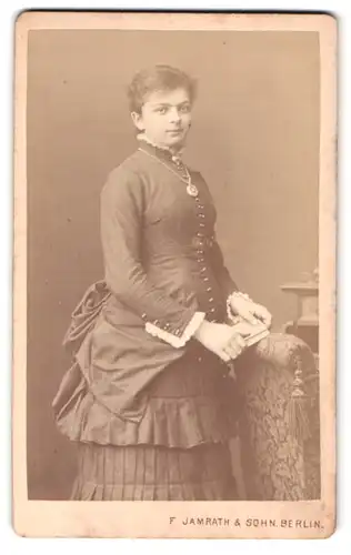 Fotografie F. Jamrath & Sohn, Berlin, Belle-Alliance-Str. 14, Portrait junge Frau im Biedermeierkleid mit Halskette