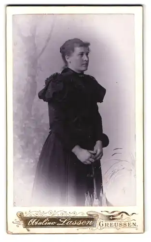 Fotografie Atelier Lassen, Greussen, a, Steingraben, Portrait Frau im schwarzen Kleid mit Schirm vor einer Studiokulisse