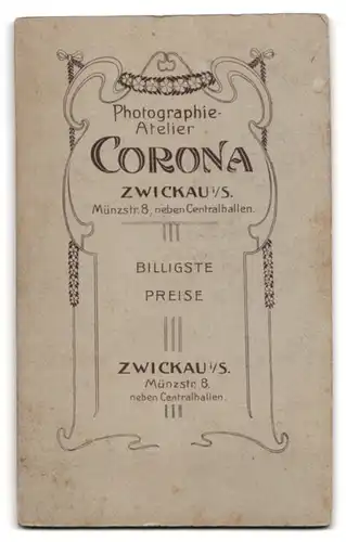 Fotografie Corona, Zwickau i. S., Münzstr. 8, Portrait junge Dame im schwarzen Kleid mit Halskette und toupierten Haaren