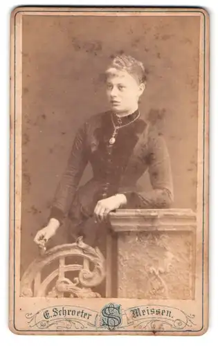 Fotografie Ernst Schroeter, Meissen, Obergasse 597, Portrait junge Frau im Biedermeierkleid mit Halskette