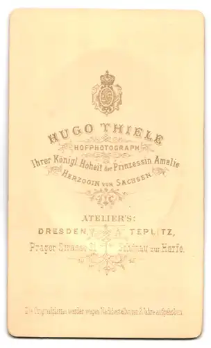 Fotografie Hugo Thiele, Dresden, Prager Str. 31, Portrait Dame im Kleid mit Brosche und hochgestecktem Zopf