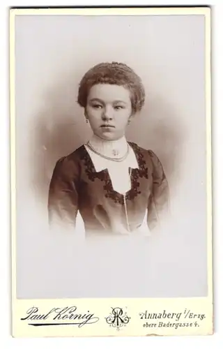 Fotografie Paul Körnig, Annaberg i. Erzg., Obere Badergasse 4, Portrait junges Mädchen im Kleid mit lockigem Haar