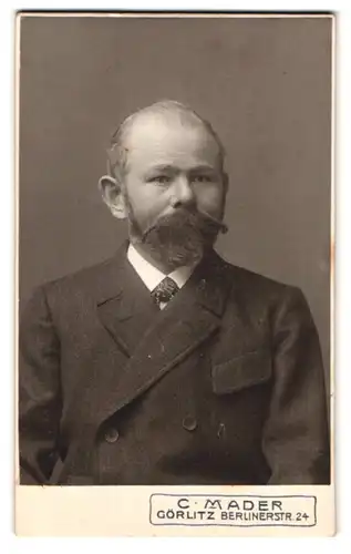 Fotografie C. Mader, Görlitz, Berlinerstr. 24, Portrait Herr im gestreiften Anzug mit Vollbart und Halbglatze