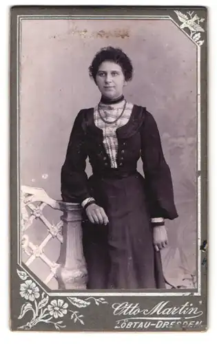 Fotografie Otto Martin, Löbtau, Portrait Dame im dunklen Kleid mit kariertem Ausschnitt und Perlenkette