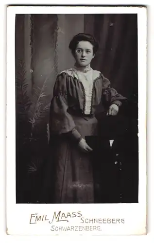 Fotografie Emil Maass, Schneeberg, Portrait junge Frau im karierten Kleid mit toupierten Haaren