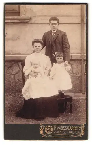 Fotografie D. Weissgärber, Zwönitz, junge Familie im Portrait