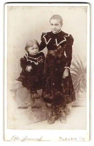 Fotografie Otto Asimont, Plauen i.V., Schwestern in passenden Kleidern