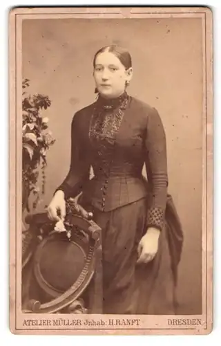 Fotografie Atelier Müller, Dresden, Marien-Strasse 16, bürgerlicher Frau in schwarzem Kleid