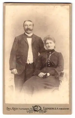 Fotografie Emil Koch, Eisenberg S.A., in der alten Post, bürgerliches Paar im Portrait