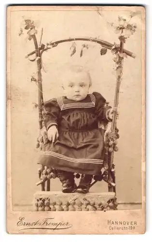Fotografie Ernst Tremper, Hannover, Cellerstrasse 19a, Kindchen im Kleidchen sitzt auf einem Thrönchen