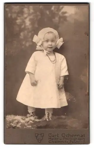 Fotografie Curt Ochernal, Chemnitz, Poststrasse 11, begeistertes Kindchen im Portrait