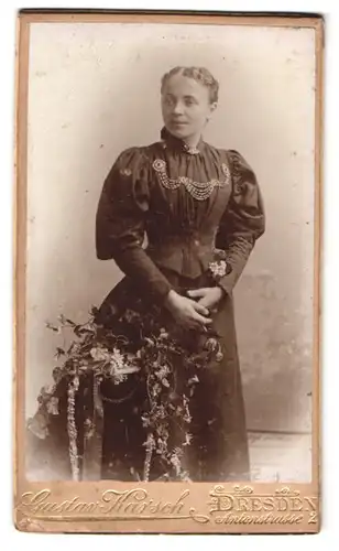 Fotografie Gustav Karsch, Dresden, Antonstrasse 2, attraktives Fräulein in schwarzem Kleid