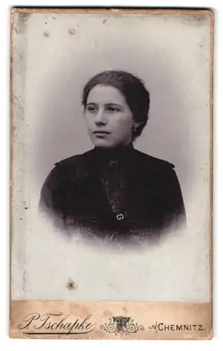 Fotografie P. Tschapke, Chemnitz, Zschopauer-Strasse 79, junge Frau in tailliertem Kleid