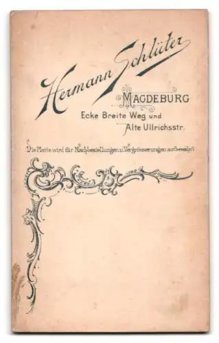 Fotografie Herm. Schlüter, Magdeburg, Ecke Breite Weg und Alte Ullrichstrasse, bürgerliche Dame mit Hut