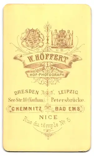 Fotografie W. Höffert, Leipzig, Petersbrücke, Matrone in weissem Kleid