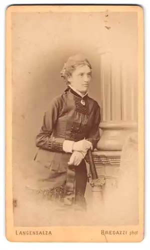Fotografie C. Bregazzi, Langensalza, bürgerliche Frau im taillierten Kleid