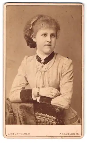 Fotografie J.S. Schröder, Annaberg i.S., junge Dame im Portrait