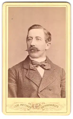 Fotografie Carl Pietzner, Teplitz Schönau, Zur Harfe, bürgerlicher Herr im Anzug