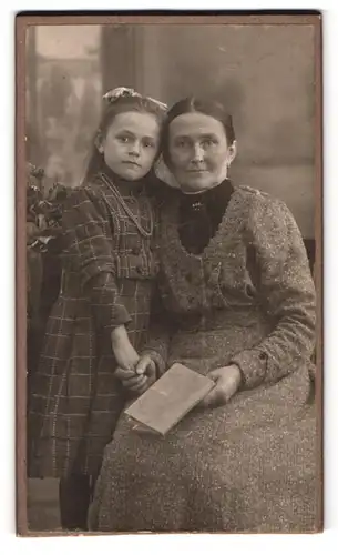 Fotografie Rich. Krasselt, Borna i.S., Bahnhofstrasse 32, Grossmutter mit der Enkelin im Portrait