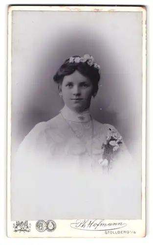 Fotografie Ph. Hofmann, Stollberg i.S., am Bahnhof, junge Konfirmandin in weissem Kleid mit Blumen im Haar