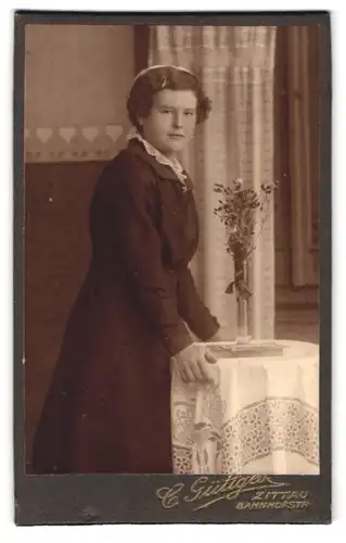 Fotografie C. Güttges, Zittau, Bahnhofstrasse, bürgerliche Frau in schlichtem Kleid