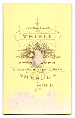 Fotografie Otto Mayer, Dresden, schlichtes junges Mädchen mit geflochtenem Zopf