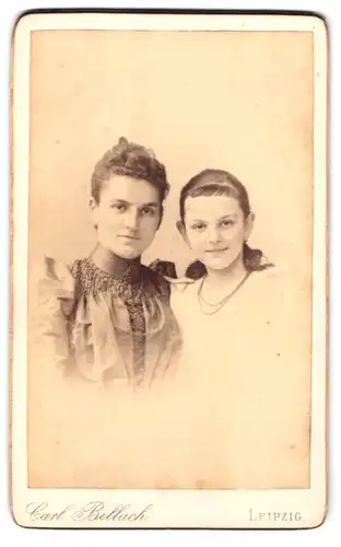 Fotografie Carl Bellach, Leipzig, Gellertstrasse 12, Mutter und Tochter freundlich in Kamera schauend