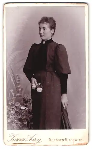 Fotografie James Aurig, Dresden, Residenzstrasse 8, elegante junge Dame mit Rosensträusschen