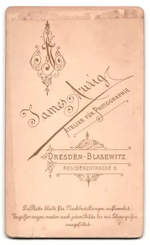 Fotografie James Aurig, Dresden, Residenzstrasse 8, elegante junge Dame mit Rosensträusschen