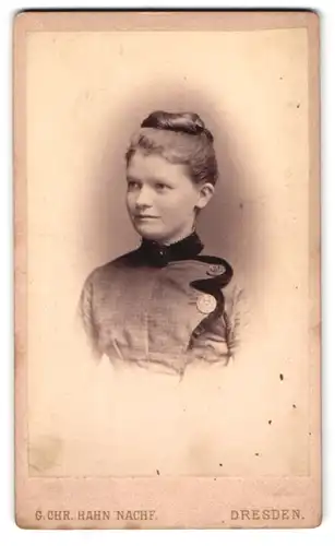 Fotografie G. Chr. Hahn Nachfolger, Dresden, Waisenhausstrasse 34, nettes junges Mädchen mit raffiniertem Kleid