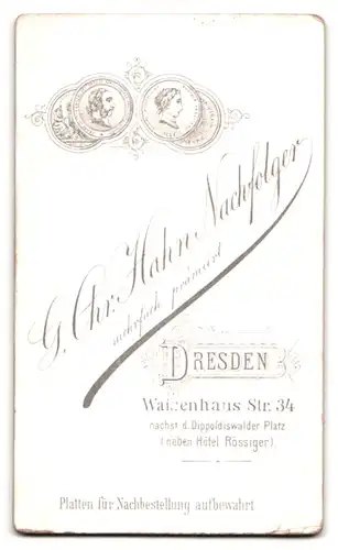 Fotografie G. Chr. Hahn Nachfolger, Dresden, Waisenhausstrasse 34, nettes junges Mädchen mit raffiniertem Kleid