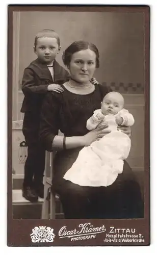 Fotografie Oscar Krämer, Zittau, Hospitalstrasse 2, glückliche Mutter mit zwei Kindern posierend