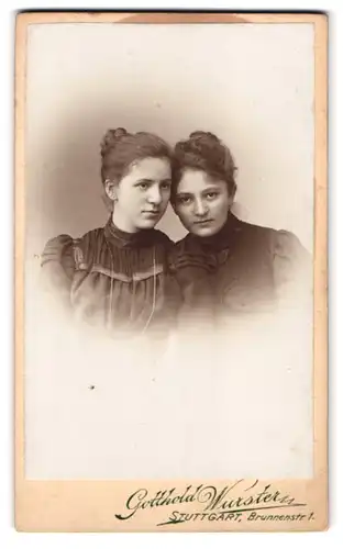 Fotografie Gotthold Wurster, Stuttgart, Brunnenstrasse 1, zwei Schwestern mit aneinandergelehnten Köpfen