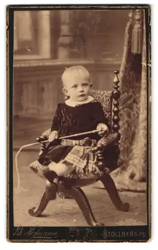 Fotografie Philipp Hofmann, Stollberg, niedliches kleines Kind auf kleinem Stuhl sitzend