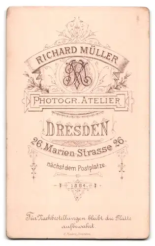 Fotografie Richard Müller, Dresden, Marien-Stasse 26, Portrait junge Dame im karierten Kleid mit Kreuzkette