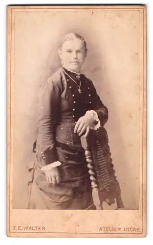 Fotografie F. E. Walter, Dresden, Gewandhaus-Strasse 2, Portrait modisch gekleidete Dame mit Halskette