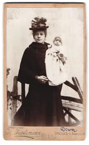 Fotografie Tr. Friedemann, Dresden-A., Rosenstrasse 48, Portrait bürgerliche Dame mit Baby auf dem Arm