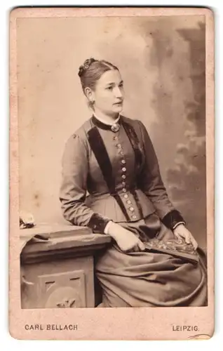 Fotografie Carl Bellach, Leipzig, Gellert-Strasse 12, Portrait bürgerliche Dame mit Fächer in der Hand