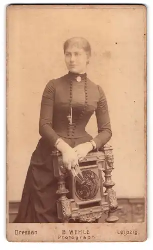 Fotografie B. Wehle, Leipzig, Portrait bürgerliche Dame mit Buch in der Hand