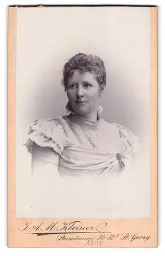 Fotografie J. A. M. Kleiner, Hamburg-St. Georg, Steindamm 50-52, Portrait junge Dame mit zurückgebundenem Haar