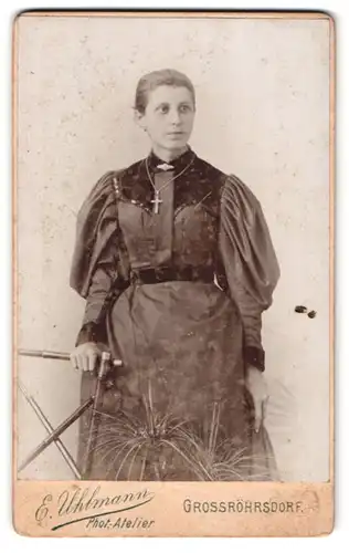Fotografie E. Uhlmann, Grossröhrsdorf, Portrait junge Dame im Kleid mit Kreuzkette
