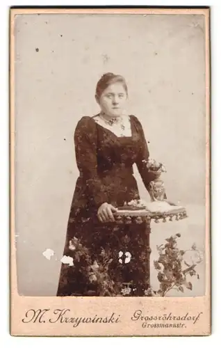 Fotografie M. Krzywinski, Grossröhrsdorf, Grossmannstrasse, Portrait junge Dame in modischer Kleidung