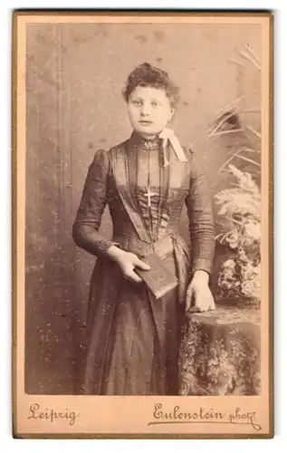 Fotografie Eulenstein, Leipzig, Zeitzer-Strasse 30, Portrait junge Dame im Kleid mit einem Buch