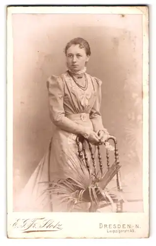 Fotografie E. G. Fr. Stotz, Dresden-N., Leipzigerstrasse 49, Portrait junge Dame im Kleid mit Halskette