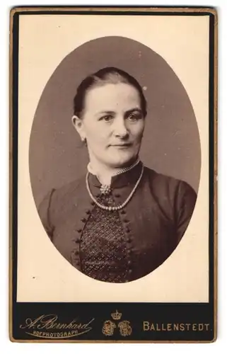 Fotografie A. Bernhard, Ballenstedt, Kastanien-Allée 307, Portrait bürgerlicher Dame mit zurückgebundenem Haar