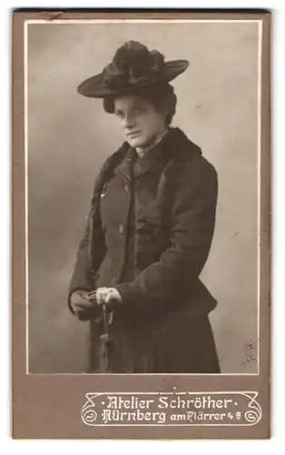 Fotografie Atelier Schröther, Nürnberg, Am Plärrer 4 a, Portrait bürgerliche Dame mit Hut und Pelz