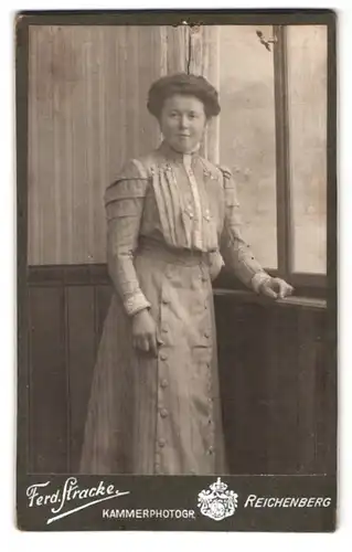 Fotografie Ferd. Stracke, Reichenberg, Schützengasse 22, Portrait junge Dame im modischen Kleid