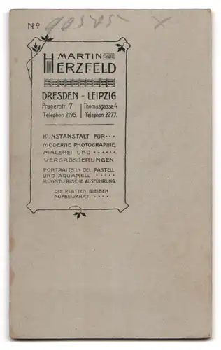 Fotografie Atelier Herzfeld, Dresden, Pragerstrasse 7, gestandene Bürgerliche lächelnd