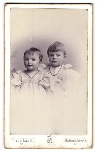Fotografie Friedr. Lasch, Hohenstein, Lungwitzerstrassse 24, zwei niedliche kleine Kinder nebeinander