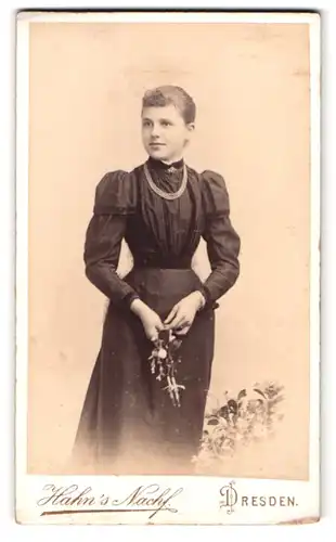 Fotografie Hahn`s Nachfolger, Dresden, Waisenhausstrasse 16, elegante junge Dame nett lächelnd